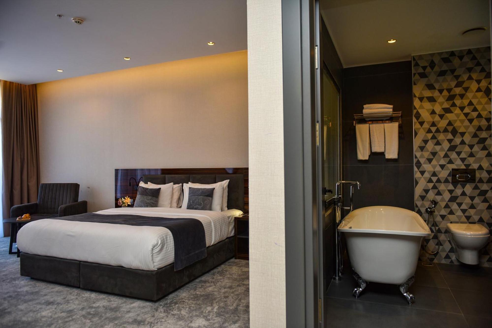Hotel Monarch 巴统 外观 照片